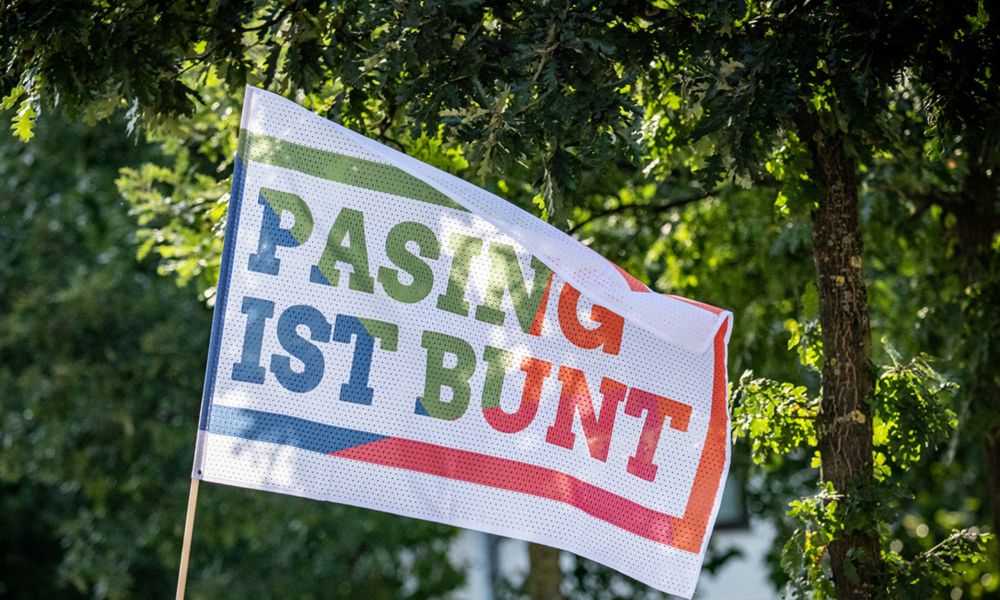 Pib Fahne vor Baeumen